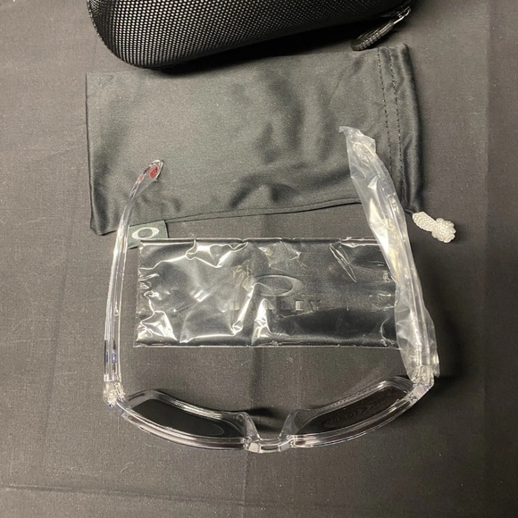 Oakley Sunglasses with Blue Lenses and Black Case - Picture 5 of 7